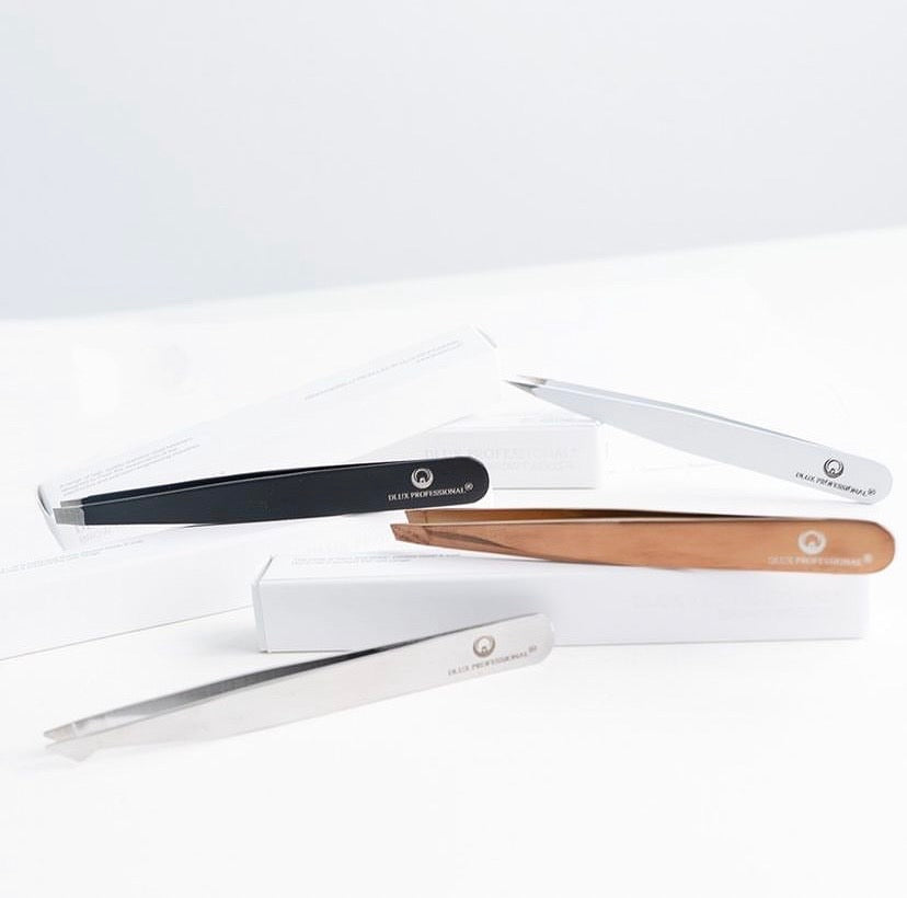 browtweezer_01_a73cd742-c5c2-4ba4-a2d9-5e74343d328b.jpg